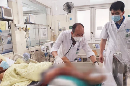 Phó Giáo sư, Tiến sĩ Đỗ Duy Cường và Thạc sĩ, Bác sĩ Nguyễn Quang Huy đang thăm khám cho bệnh nhân.