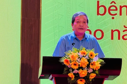 Tiến sĩ, bác sĩ cao cấp Đinh Văn Lượng, Giám đốc Bệnh viện Phổi Trung ương - Trưởng Ban Điều hành Chương trình Chống lao Quốc gia phát biểu về công tác phòng chống lao cho phạm nhân tại trại giam hiện nay.