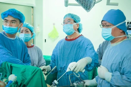 Các bác sĩ phẫu thuật cho người béo phì.