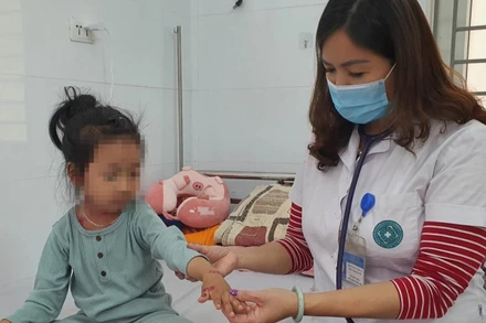 Bác sĩ khám cho bệnh nhi mắc thủy đậu đang nằm viện điều trị. 