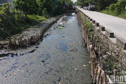 Rác thải, túi ni-lông, bùn đất đọng lại, ngăn cản dòng chảy càng khiến cho nguy cơ xuất hiện dịch sốt xuất huyết trở nên nhãn tiền. (Ảnh: SƠN BÁCH)