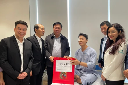 Thứ trưởng Y tế Đỗ Xuân Tuyên chúc tết người bệnh nằm điều trị tại Bệnh viện Đông Đô. 