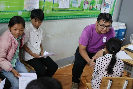 Bác sĩ khám, tư vấn sức khỏe cho các em.