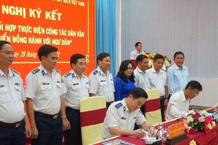 Ký kết Chương trình phối hợp thực hiện công tác dân vận “Cảnh sát biển đồng hành với ngư dân”.