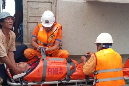 Công tác tiếp nhận nạn nhân từ tàu cá BV 92349 TS.