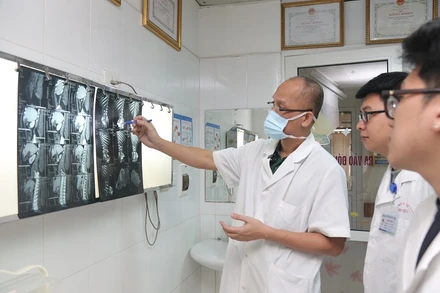 Phó Giáo sư, Tiến sĩ Nguyễn Hồng Hà, Trưởng khoa Phẫu thuật Hàm mặt, Tạo hình và Thẩm mỹ, Bệnh viện Hữu nghị Việt Đức hội chẩn trước khi phẫu thuật.