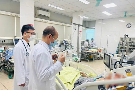 Phó Giáo sư, Tiến sĩ Đỗ Duy Cường, Giám đốc Trung tâm Nhiệt đới, Bệnh viện Bạch Mai khám cho người bệnh.