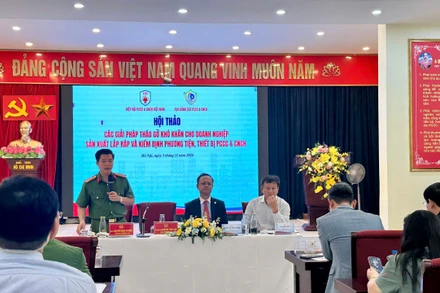 Đại tá Nguyễn Minh Khương, Phó Cục trưởng Cục Cảnh sát Phòng cháy chữa cháy và Cứu nạn cứu hộ cùng lãnh đạo một số phòng nghiệp vụ của C07 đã trực tiếp giải đáp các vướng mắc mà các doanh nghiệp trình bày tại hội thảo.