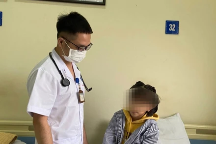 Bác sĩ thăm khám cho bệnh nhi.