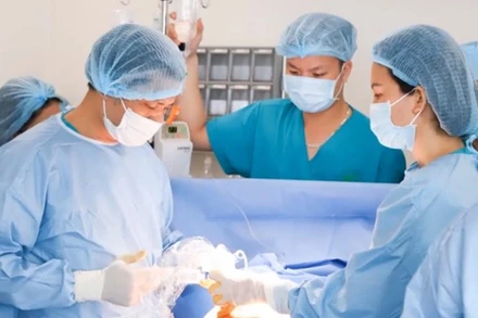 Các chuyên gia đầu ngành Bệnh viện Phụ sản Hà Nội thực hiện kỹ thuật can thiệp bào thai cho sản phụ. 