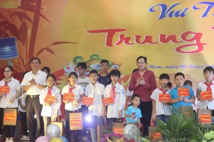 Đồng chí Bí thư Tỉnh ủy Hà Nam cùng các đồng chí lãnh đạo tỉnh tham dự chương trình vui Tết Trung thu cùng các em có hoàn cảnh khó khăn.