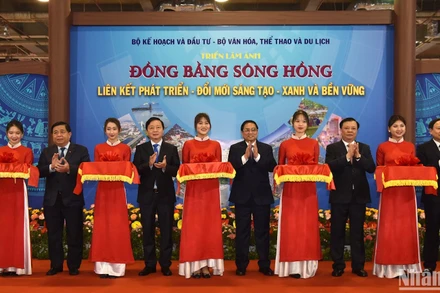 Thủ tướng Phạm Minh Chính và các các đại biểu cắt băng khai mạc triển lãm ảnh bên lề Hội nghị. (Ảnh: Trần Hải)