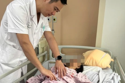 Tiến sĩ, bác sĩ Phạm Văn Hiệp, Khoa Phẫu thuật ống tiêu hóa, Bệnh viện Trung ương Quân đội 108 khám cho bệnh nhân sau phẫu thuật.