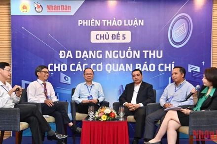 Các diễn giả thảo luận về chủ đề "Đa dạng nguồn thu cho các cơ quan báo chí". (Ảnh: ĐĂNG KHOA)