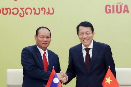 Đại tướng Lương Tam Quang, Bộ trưởng Bộ Công an Việt Nam và Đại tướng Vilay Lakhamphong, Phó Thủ tướng, Bộ trưởng Bộ Công an Lào ký kết kế hoạch hợp tác năm 2025 giữa Bộ Công an hai nước. (Ảnh: Phạm Kiên/TTXVN)