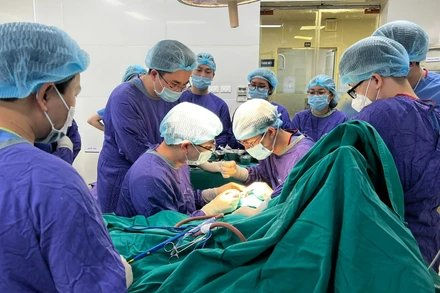 Các bác sĩ phẫu thuật nối chi thể cho cháu bé. 