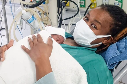 Trẻ được nuôi dưỡng bằng đường tĩnh mạch, kết hợp chăm sóc theo phương pháp ấp kangaroo.