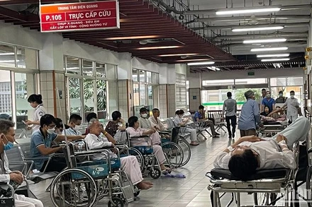 Bệnh nhân chờ chụp chiếu tại Bệnh viện Bạch Mai. (Ảnh: TL)