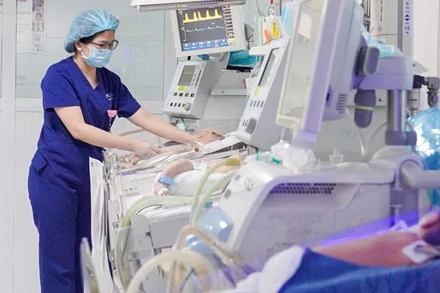 Trẻ suy hô hấp sau sinh mổ chủ động đang được điều trị tích cực tại Trung tâm Sơ sinh, Bệnh viện Nhi Trung ương.