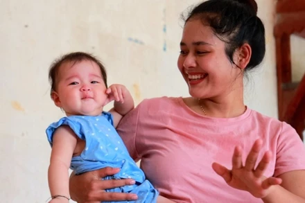 Chị H Dla Buôn Ya hạnh phúc đón hai con sinh đôi. 