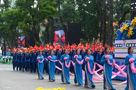 Khối Công nhân tham gia lễ diễu binh, diễu hành.