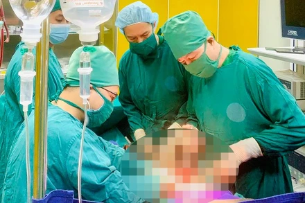 Các bác sĩ phẫu thuật cấp cứu cho bệnh nhân.