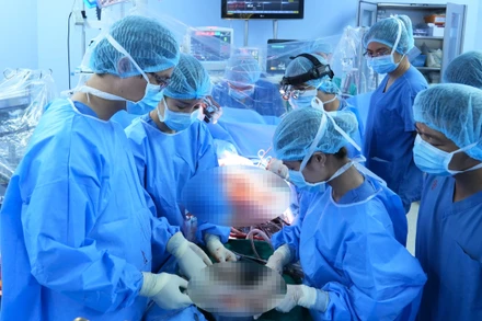 Các bác sĩ tiến hành ca ghép tim cho người bệnh.
