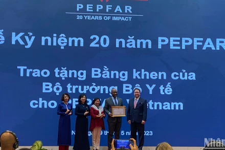 Bộ trưởng Y tế Đào Hồng Lan trao Bằng khen cho PEPFAR Việt Nam.