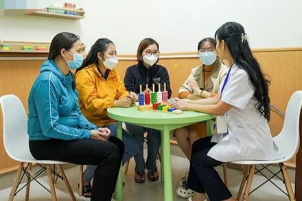 Cán bộ y tế đóng vai trò rất quan trọng trong hỗ trợ tâm lý cho cha mẹ có con mắc hội chứng tự kỷ. (Ảnh: BVCC)