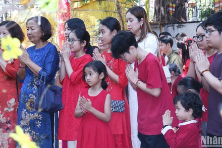 Bà con người Việt tại Lào đi lễ chùa ngày đầu năm mới Quý Mão 2023. (Ảnh: HẢI TIẾN)