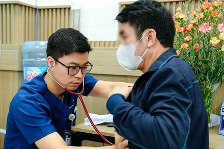 Bệnh nhân đột quỵ tái khám tại Trung tâm Đột quỵ, Bệnh viện Bạch Mai