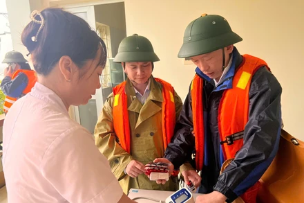 Trạm chuẩn bị đầy đủ cơ số thuốc, trang thiết bị, phương tiện phục vụ cấp cứu chấn thương.