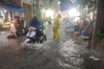 Xí nghiệp 4 ứng trực tại phố Bùi Xương Trạch, Thanh Xuân, Hà Nội.