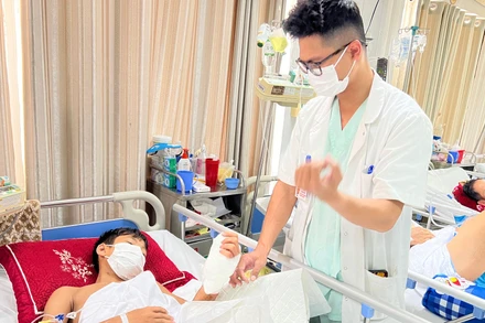 Bệnh nhi được nối tay sau tai nạn. 