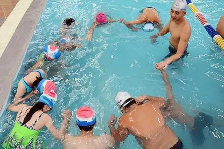 Một lớp dạy kỹ năng bơi và phòng, chống đuối nước cho trẻ em tại quận Hai Bà Trưng, Hà Nội. (Ảnh: THU HÀ)