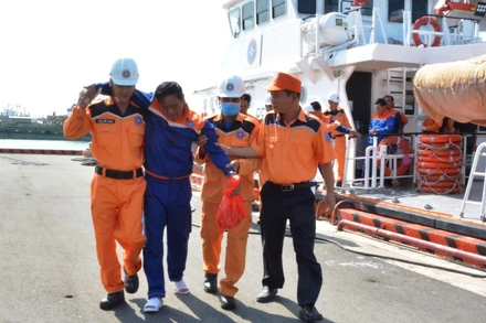 Cứu nạn kịp thời nhiều thuyền viên đưa về bờ an toàn. 