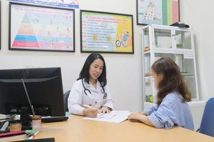 Bác sĩ chuyên khoa II Tạ Thùy Linh thăm khám cho người bệnh.