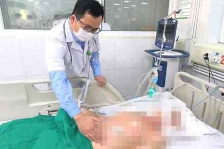 Bệnh nhân nằm điều trị tại Bệnh viện Bệnh Nhiệt đới Trung ương. (Ảnh: BVCC)