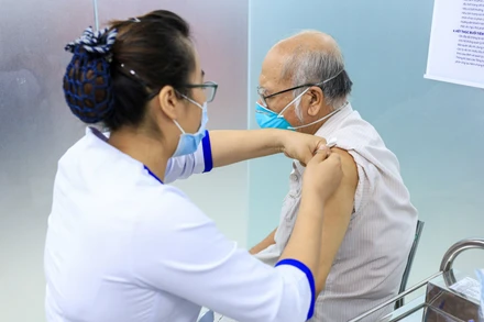 Tiêm vaccine bảo vệ cho người cao tuổi.