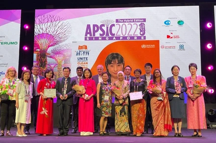 GS, TSKH Nguyễn Thế Hoàng (đứng thứ 5) nhận giải thưởng Vệ sinh tay xuất sắc châu Á-Thái Bình Dương năm 2021 tại APSIC 2022.