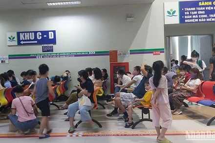 Bệnh nhi chờ khám tại Bệnh viện Nhi Trung ương.