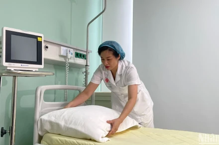 Thiếu tá, điều dưỡng viên Nguyễn Thị Hồng vẫn nhớ thói quen hằng ngày gấp gọn chăn, gối vào mỗi buổi sáng tại căn phòng nơi Tổng Bí thư nằm điều trị. 