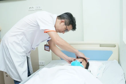 Bác sĩ thăm khám lại cho bệnh nhi sau phẫu thuật.