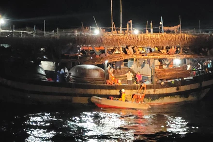 Tàu SAR 412 tiếp cận tàu cá QNa 95078 TS.