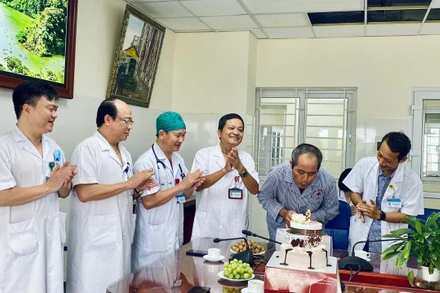 Các y, bác sĩ chúc mừng ông T. khỏe mạnh sau 2 năm ghép phổi. 