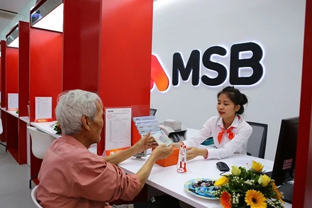 Khách hàng giao dịch tại Ngân hàng MSB.