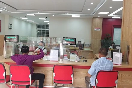 Khách hàng giao dịch tại chi nhánh Ngân hàng Nông nghiệp và Phát triển nông thôn.