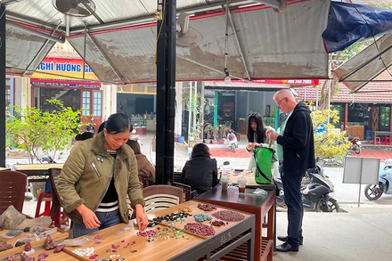 Khách du lịch nước ngoài tìm hiểu đá quý ở Lục Yên, tỉnh Yên Bái. 