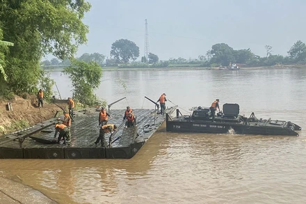 Cán bộ, chiến sĩ Lữ đoàn 543 (Quân khu 2) thi đua huấn luyện ghép phà.