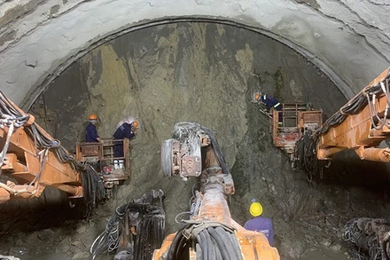 Liên danh nhà thầu do Tập đoàn Đèo Cả đứng đầu đẩy nhanh tiến độ đào hầm Phượng Hoàng.